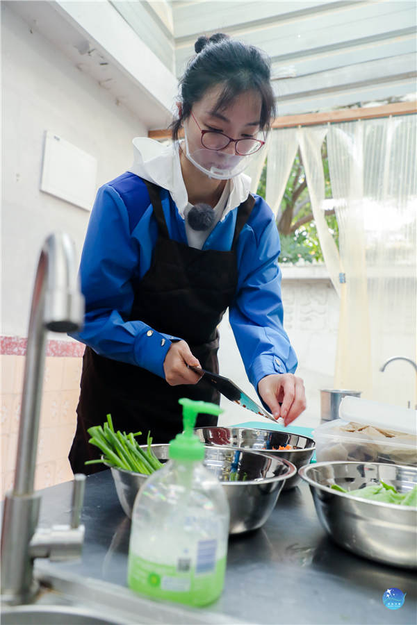 齐溪出席第34届中国电影金鸡奖颁奖典礼 出任班长三天三夜带队体验生活(图3) 齐溪出席第34届中国电影金鸡奖颁奖典礼 出任班长三天三夜带队体验生活(图3)