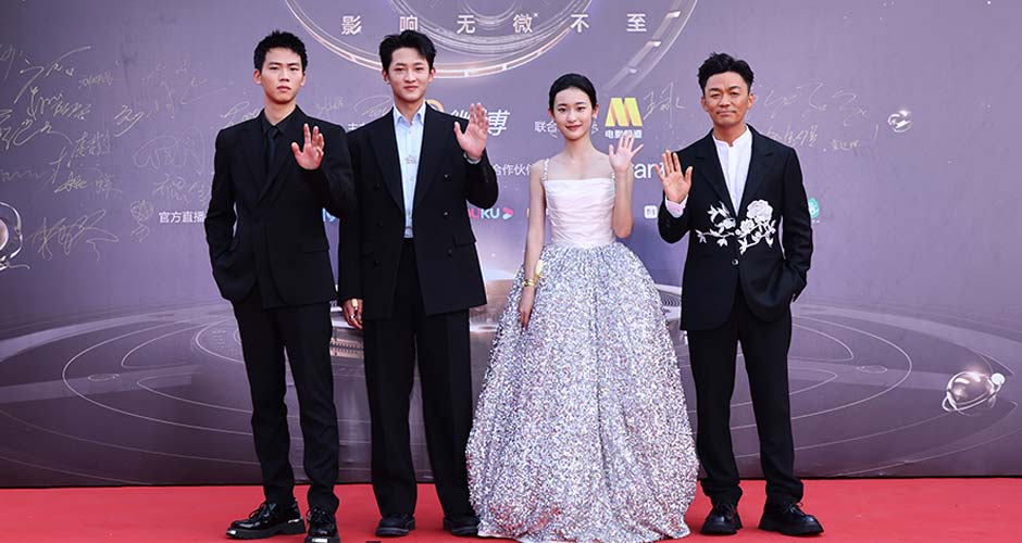 王宝强携《八角笼中》亮相盛典 获期待电影关注导演新锐演员三奖项